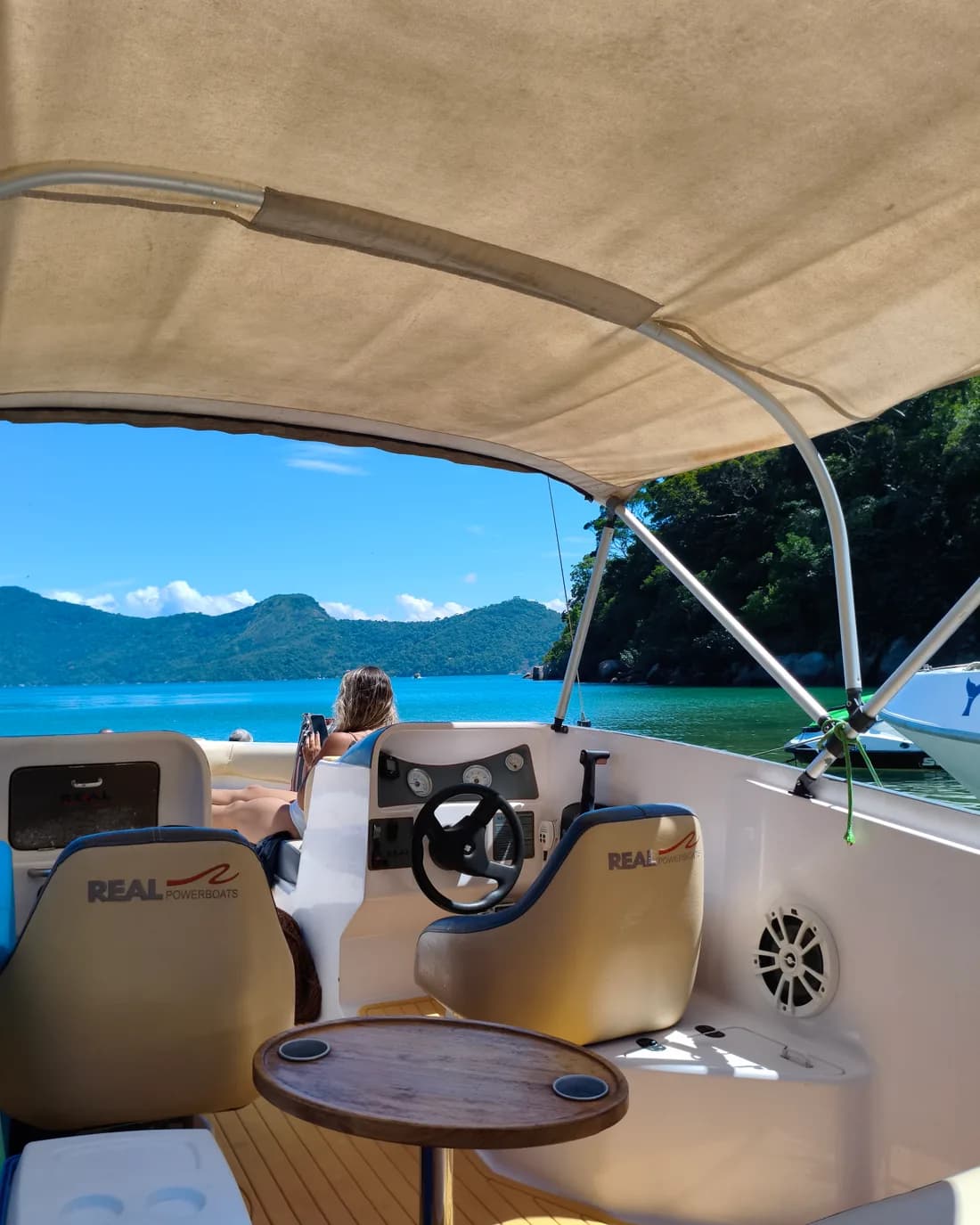 Posto de comando e área de passageiros da Lancha Oceania, com vista para as montanhas